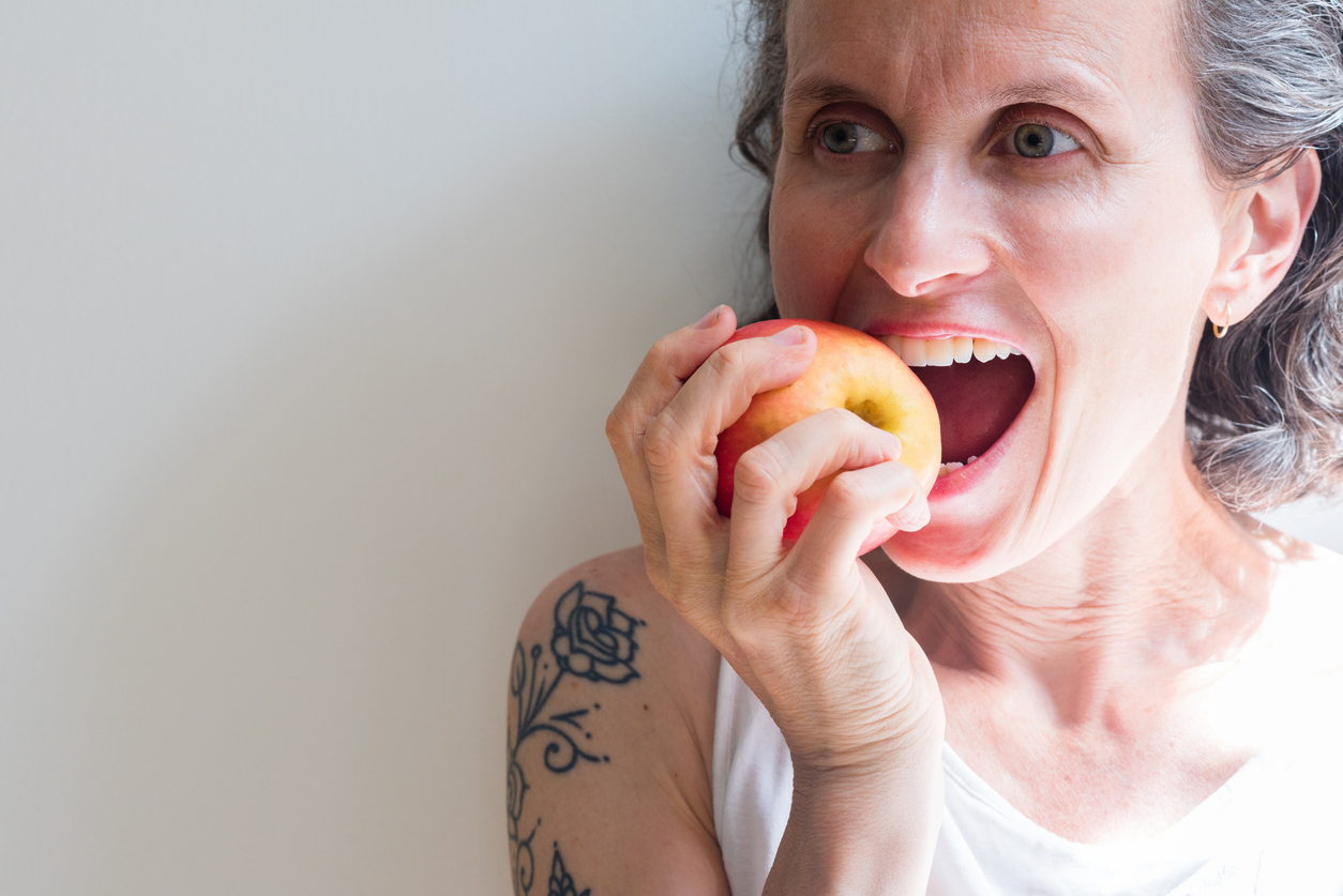 woman eating an apple
